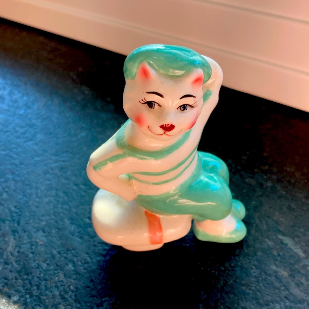VINTAGE PORCELAIN BLUE-ISH GREEN CAT ! SALT OR PEPPER SHAKER
